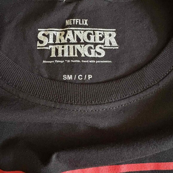 NWOT - Stranger Things Youth Small Black Tee – Red Logo - Picture 5 of 5